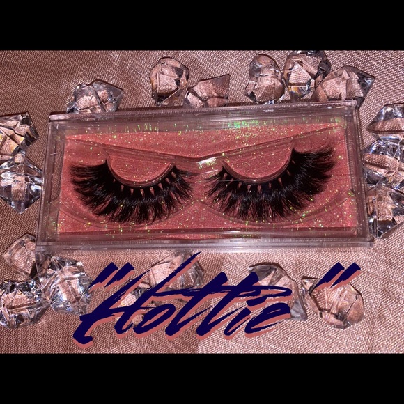 Lashes - Picture 12 of 13